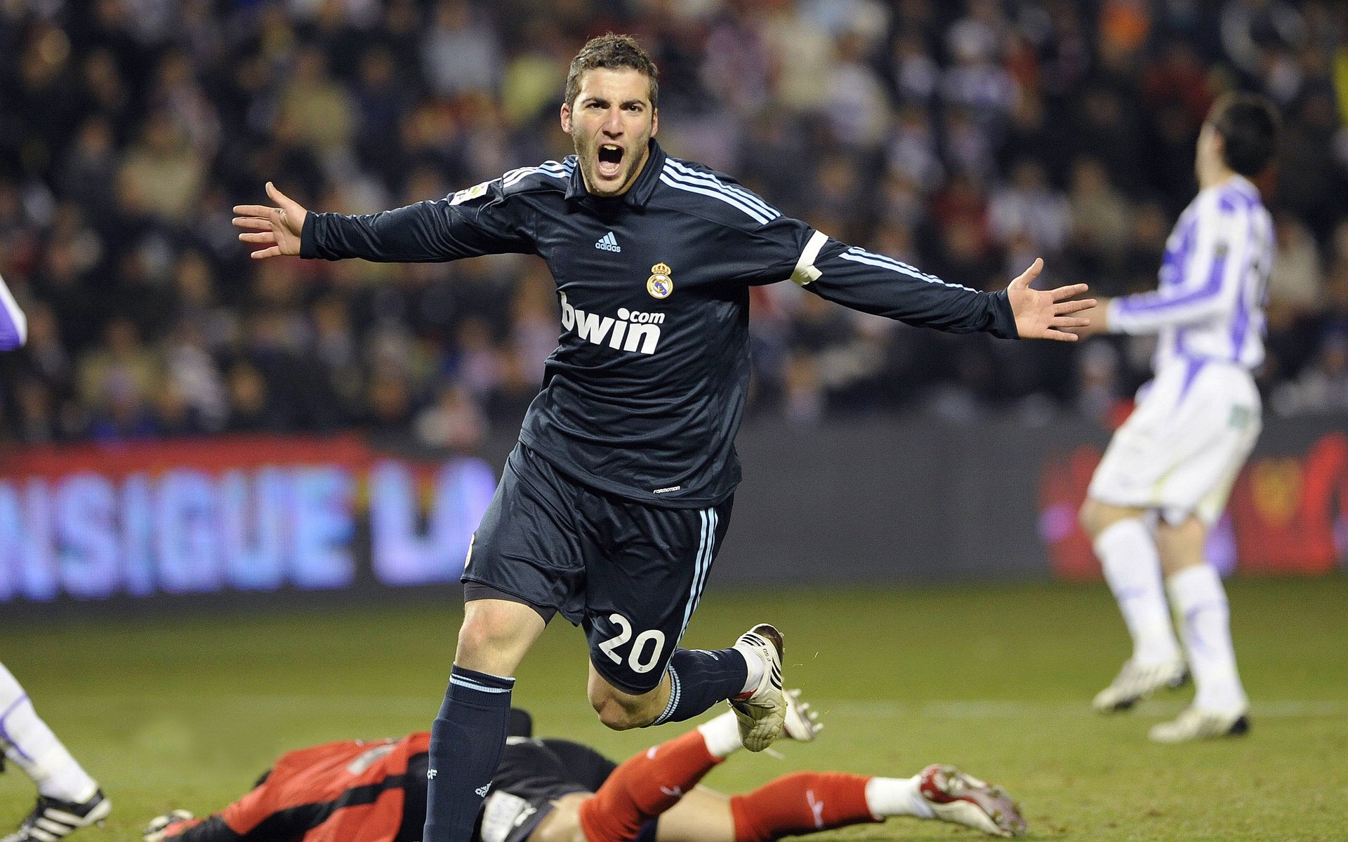 爱游戏app-意甲新星崭露头角，表现抢眼，精彩瞬间不断，意甲新球衣